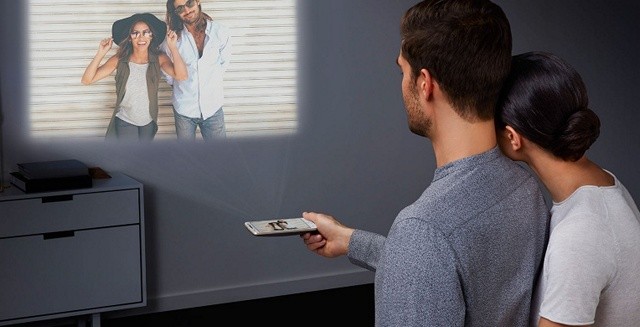 Moto Insta Share Projector với các nút điều khiển vật lý tiện lợi