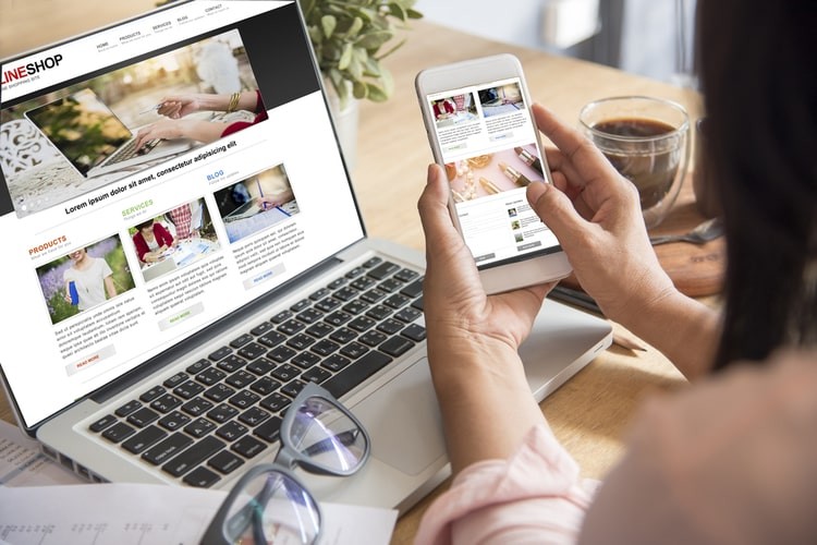 Người dùng đang lướt web trên máy tính