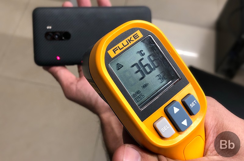 Nhiệt độ mặt sau của Poco F1
