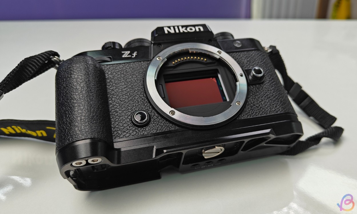 Nikon Zf không có ống kính
