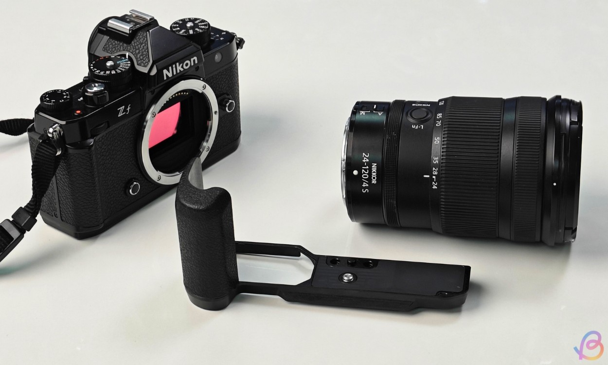 Nikon Zf với ống kính và grip rời