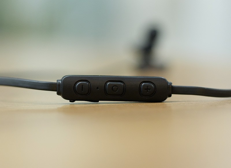 Nút điều khiển trên dây của tai nghe Mivi ThunderBeats