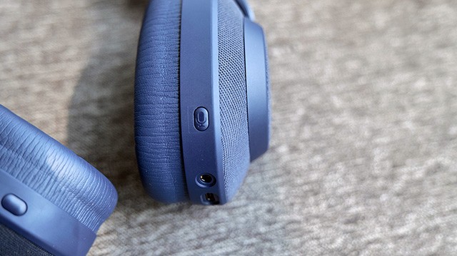 Nút trợ lý ảo trên tai nghe Jabra Elite 85h