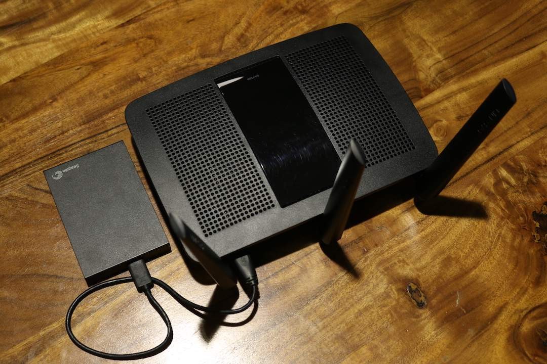 Ổ cứng gắn ngoài kết nối với Linksys EA7300 để chia sẻ dữ liệu trong mạng nội bộ