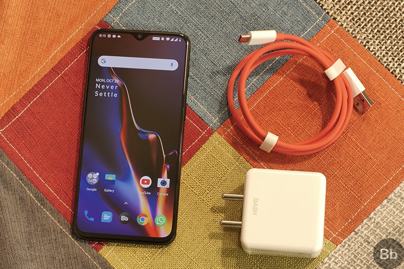 OnePlus 6T với bộ sạc nhanh