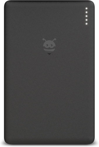 Pebblebee card tracker với đèn LED phát sáng
