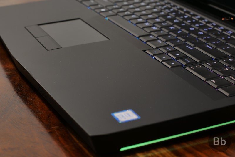 Phần kê tay bằng cao su của Alienware 17 R5