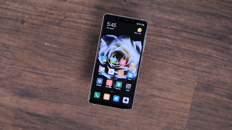 Phần notch trên màn hình Mi 8 SE có thể được ẩn đi bằng phần mềm
