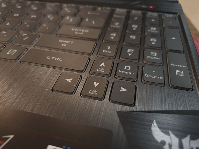 Phím mũi tên trên Asus TUF Gaming FX505DT