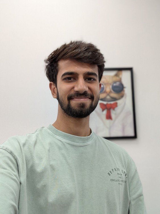 Pixel 9 indoors selfie 3