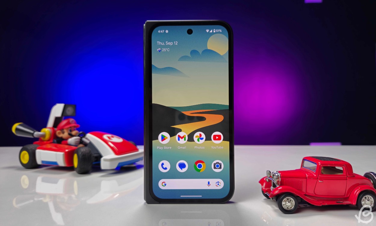 Pixel 9 Pro Fold trên bàn làm việc