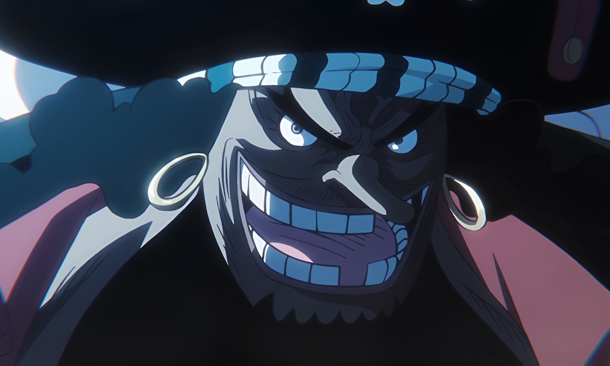 Râu Đen cười khi chiến đấu với Aokiji trong anime One Piece.