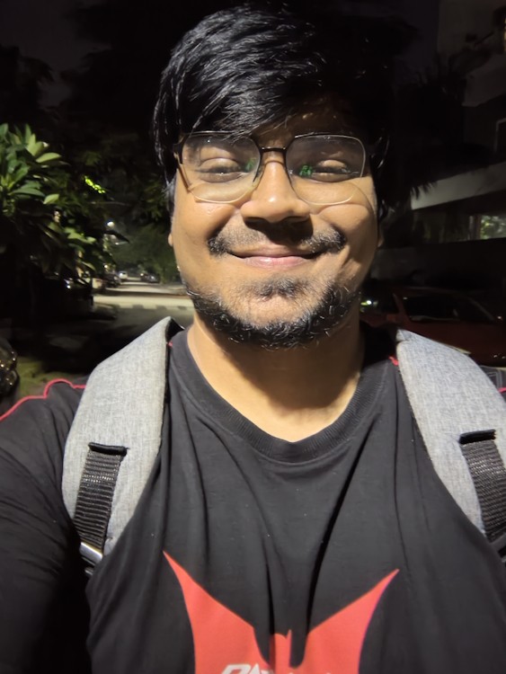 Razr 50 chụp selfie ban đêm