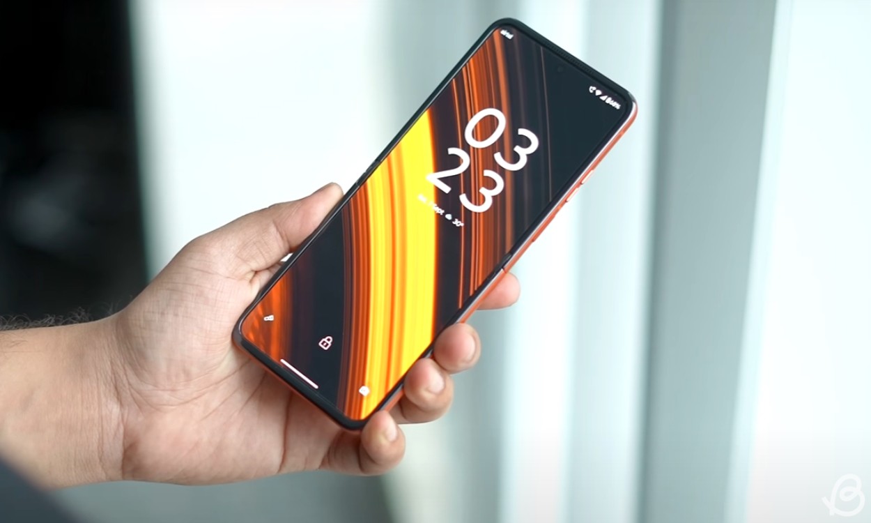 Razr 50 đánh giá ban đầu về màn hình khi mở