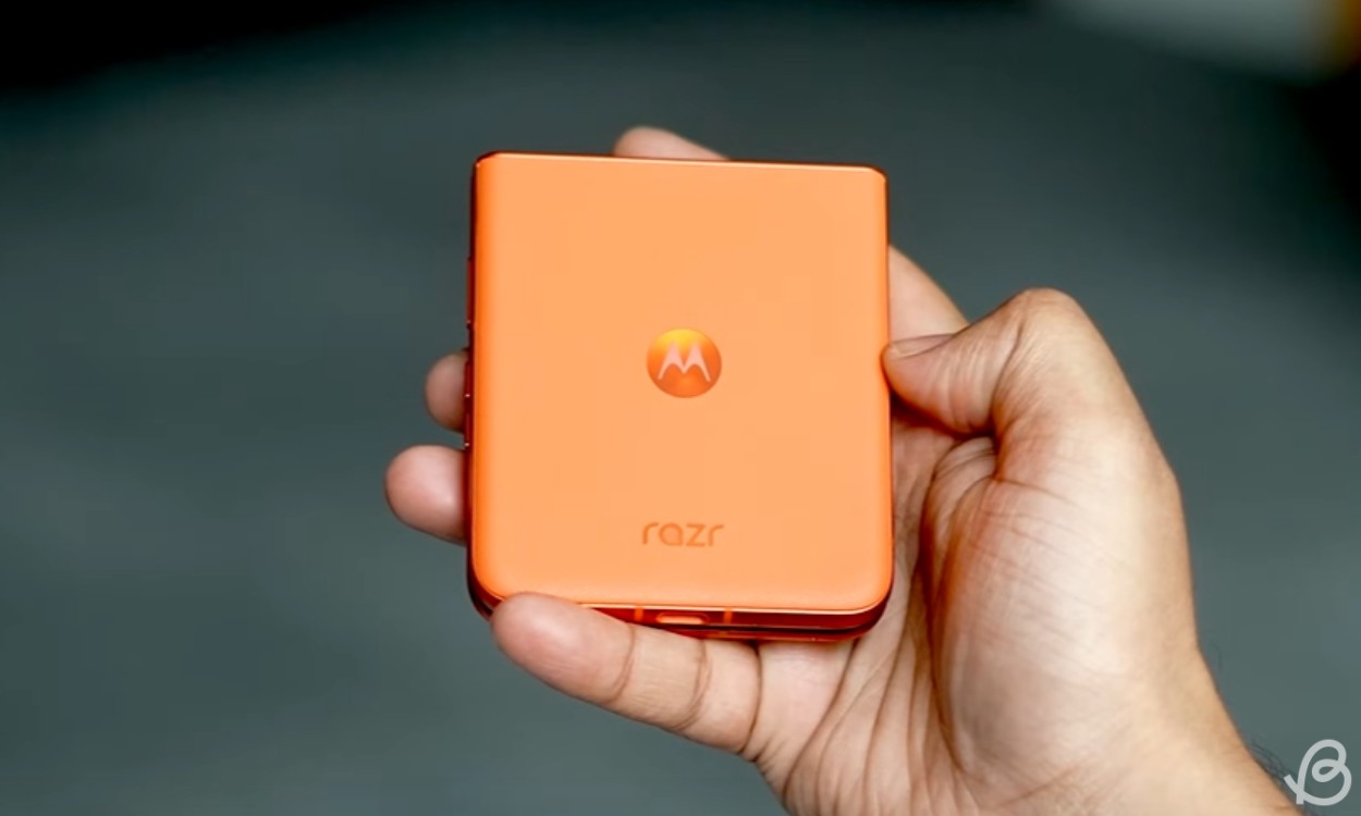Razr 50 mặt lưng da thuần chay trên tay