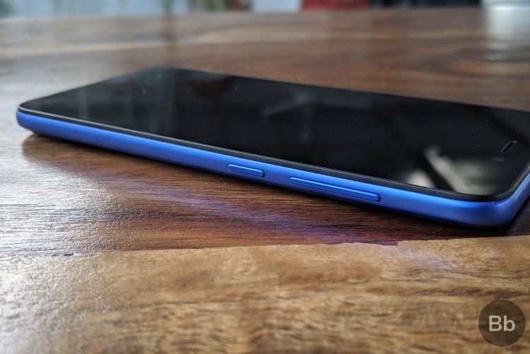 Redmi Go - Cạnh bên với nút nguồn và âm lượng