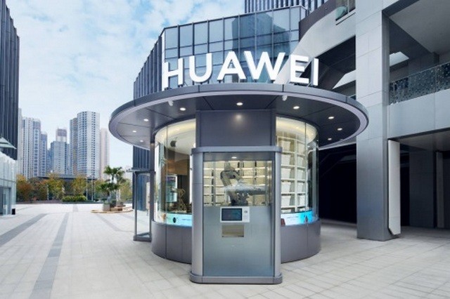 Huawei Mở Cửa Hàng Thông Minh Không Người Lái Đầu Tiên với Robot Phục Vụ