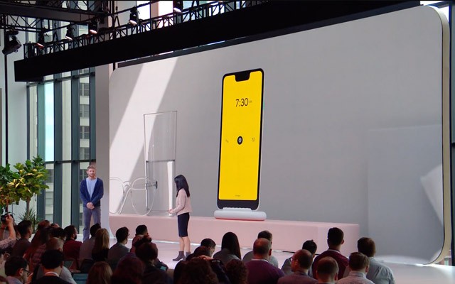 Sạc không dây Pixel 3 XL trên Pixel Stand