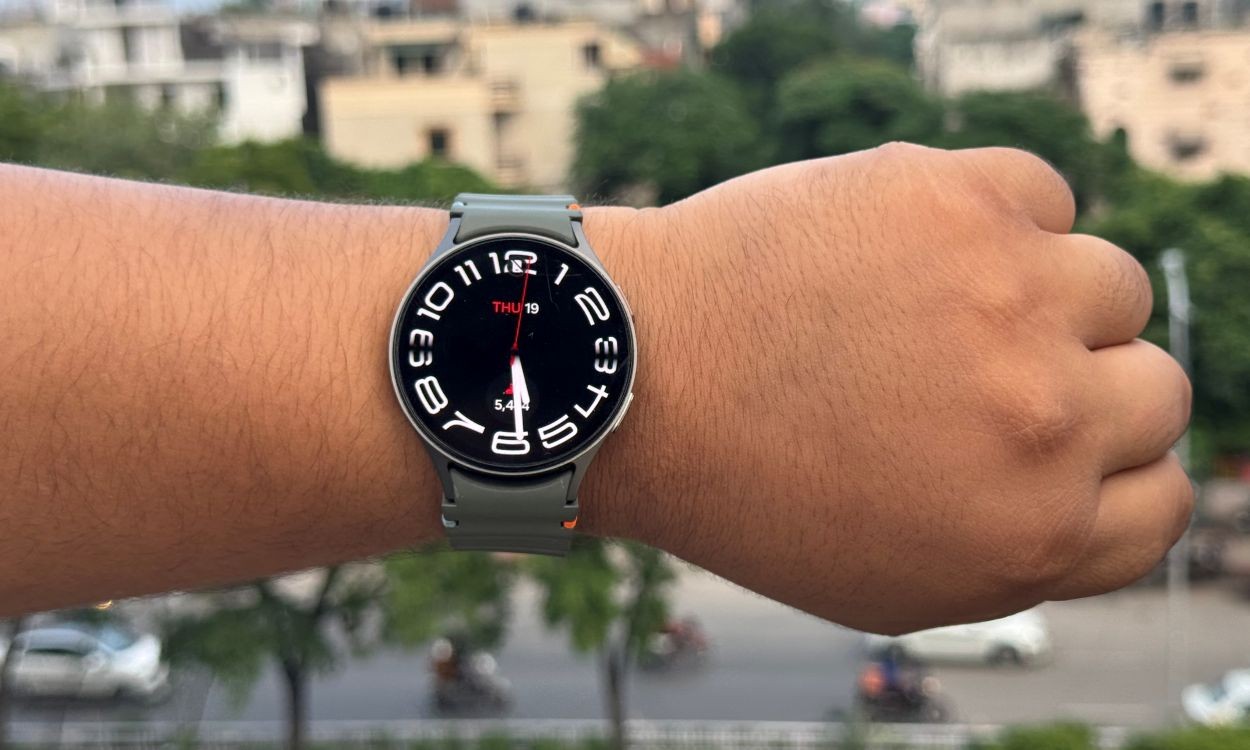 Samsung Galaxy watch 7 đeo trên tay