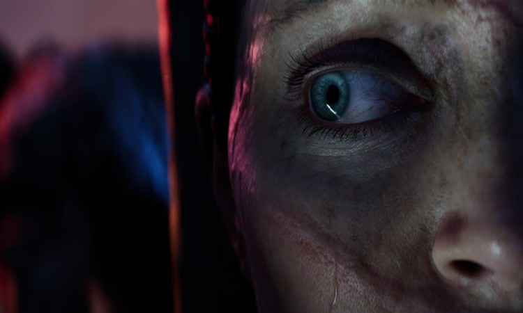 Senua trong Senua’s Saga: Hellblade II: Hình ảnh cận cảnh khuôn mặt Senua với biểu cảm đau khổ