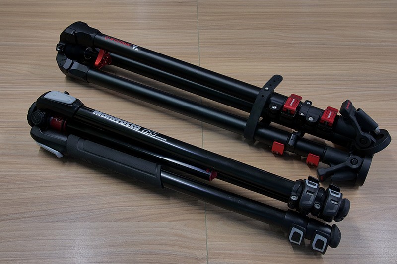 So sánh chân của iFootage Wild Bull T5 với chân của tripod Manfrotto, cho thấy sự khác biệt về độ rộng và độ ổn định