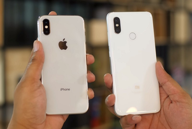 So sánh mặt lưng Mi 8 và iPhone X