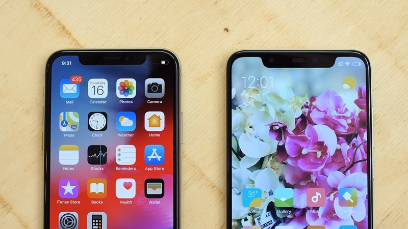 So sánh &quot;tai thỏ&quot; Mi 8 và iPhone X