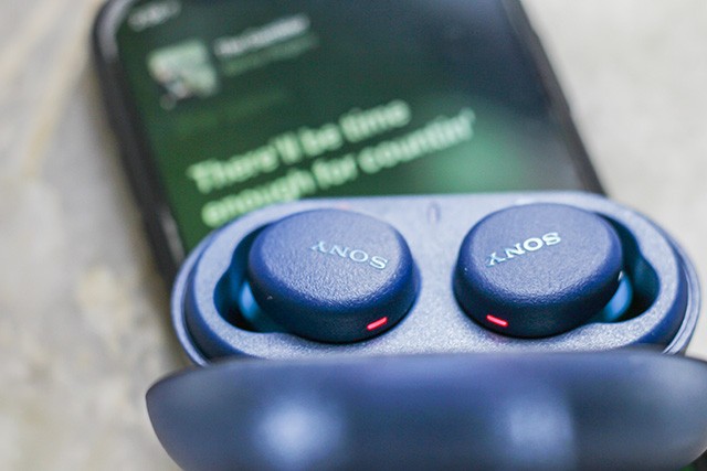 Sony WF-XB700 khi đeo trên tai