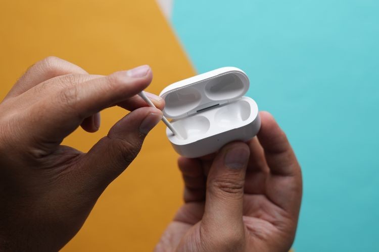 Sử dụng tăm bông để làm sạch bên trong hộp sạc AirPods