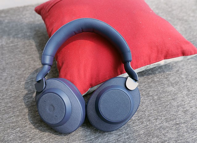 Tai nghe Jabra Elite 85h khi gập lại