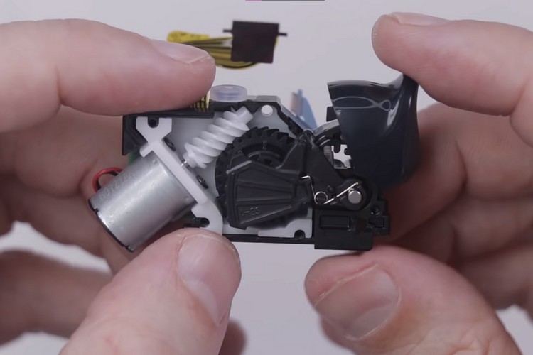 Tay cầm DualSense và DualShock 4