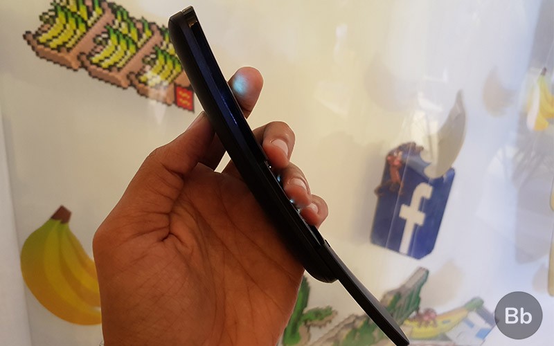 Thân máy cong của Nokia 8110 màu đen