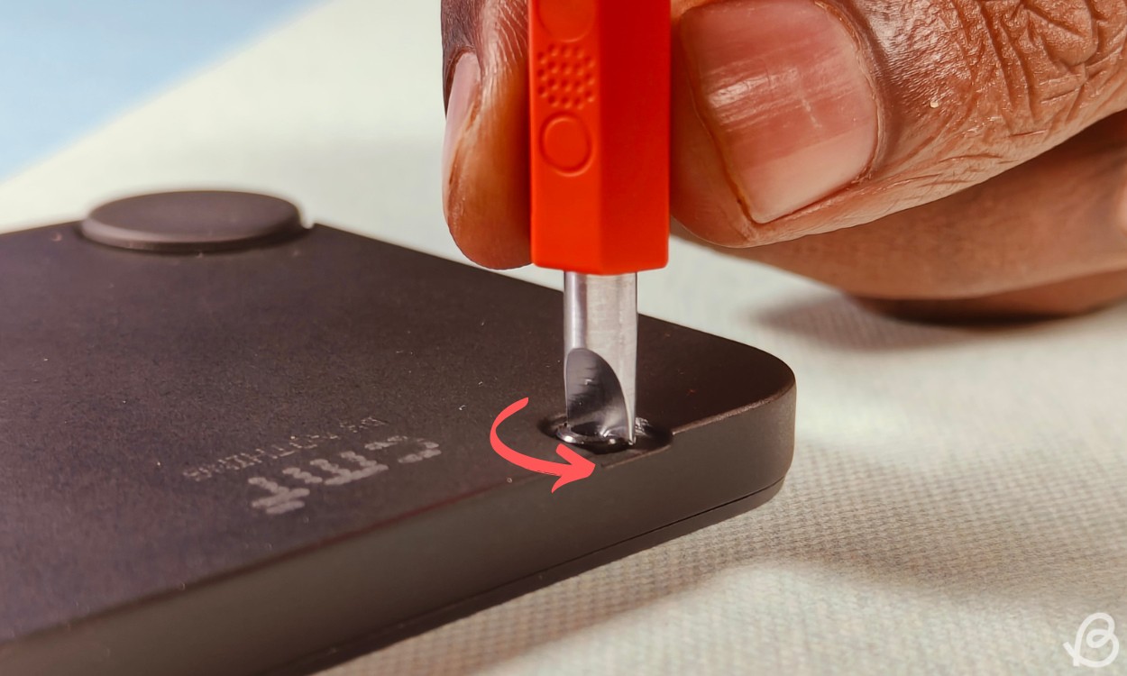 Tháo ốc vít mặt lưng CMF Phone 1