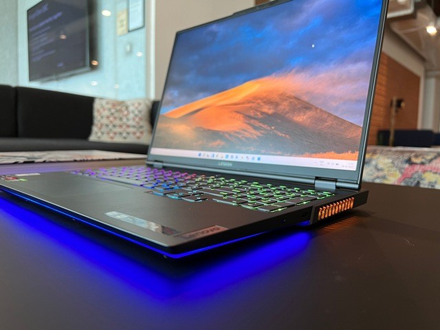Đánh Giá Lenovo Legion 7 (2021): Vẫn Là Vua Gaming Laptop Trong Năm 2025?