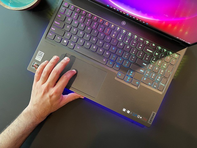 Trackpad kính trên Lenovo Legion 7 cho cảm giác vuốt mượt mà