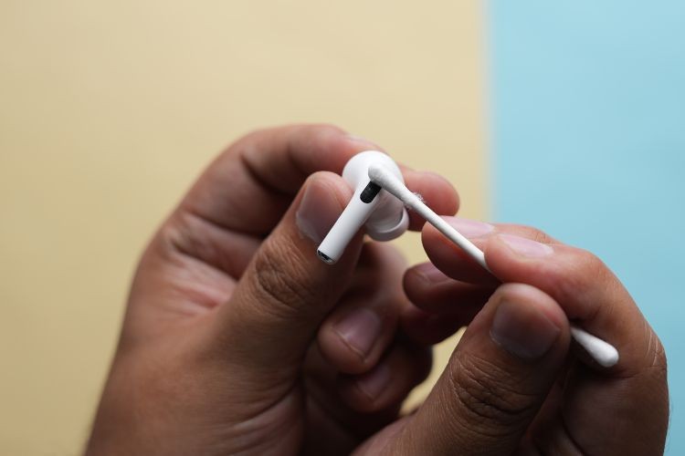 Hướng Dẫn Chi Tiết 2025: Cách Vệ Sinh AirPods, AirPods Pro và AirPods Max Đúng Cách
