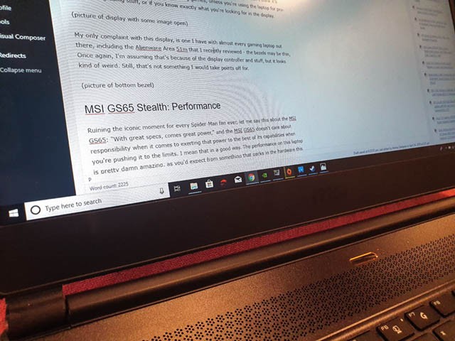 Viền dưới màn hình MSI GS65 Stealth