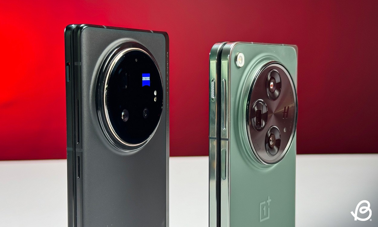 Vivo X Fold 3 Pro vs OnePlus Open đặt trên bàn