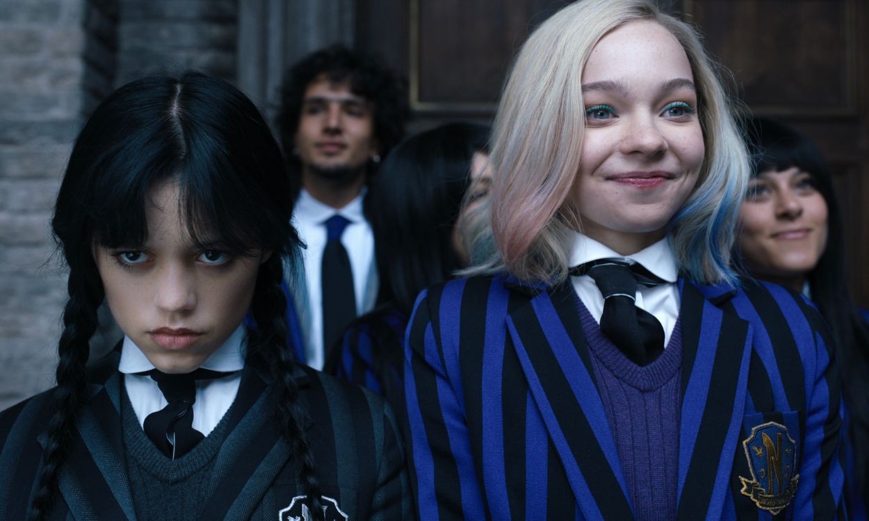 Wednesday Addams và Enid Sinclair trong Wednesday Phần 1