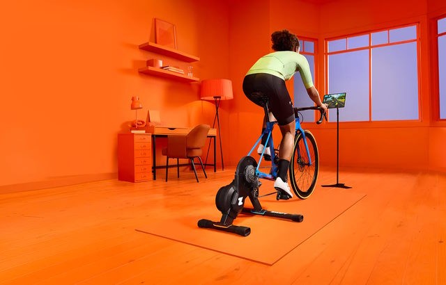 Zwift kết hợp giữa thiết lập kỹ thuật số và vật lý để mang lại trải nghiệm đua xe đạp thực tế